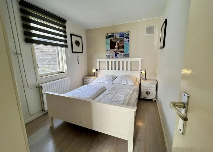 Hébergement de vacances With Cosy Terrace Sint Maartensvlotbrug